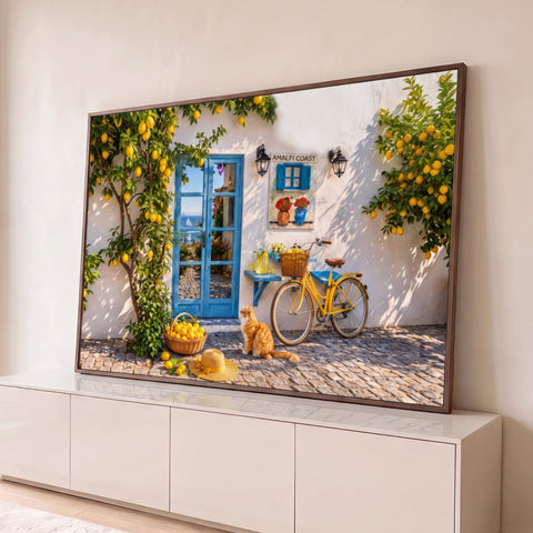 Fachada branca com limoeiros, porta azul, bicicleta amarela e gato na Costa Amalfitana, quadro decorativo