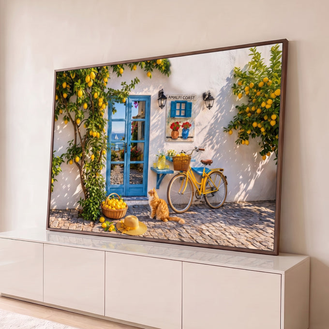 Quadro Decorativo Grande Fachada Mediterrânea para Sala | quadros decorativos para sala | fachada branca com porta azul, limoeiros, bicicleta amarela e gato ruivo na calçada | Porao dos Quadros