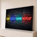 Frase neon Eat Sleep Game Repeat em amarelo, azul, ciano e vermelho sobre parede de tijolos, quadro decorativo