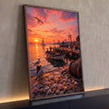 Pôr do sol laranja em marina com veleiro, barco, gaivotas, lanternas e conchas no cais, quadro decorativo