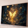 Borboleta dourada luminosa sobre tronco de árvore em floresta escura com luzes, quadro decorativo