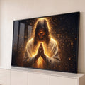 Quadro Decorativo Grande Jesus Mãos Unidas para Sala Dourado | quadros decorativos para sala | Jesus com mãos em prece, cercado de luz dourada e estrelas no fundo escuro | Porao dos Quadros
