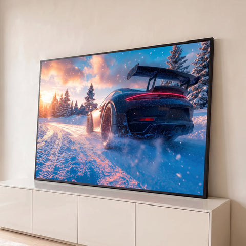 Porsche preto com aerofólio derrapando na neve ao pôr do sol entre pinheiros, quadro decorativo