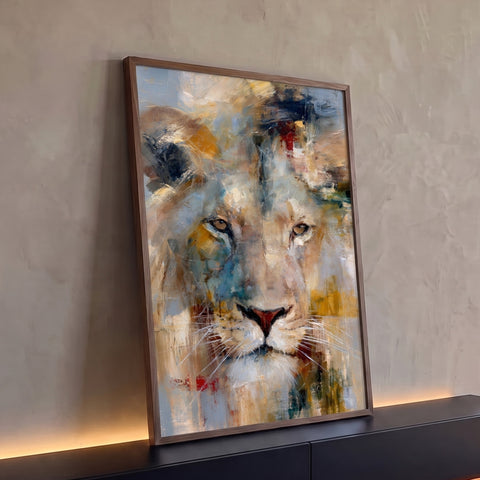 Rosto de leão de olhar intenso em pinceladas bege, azul e ocre, estilo óleo, quadro decorativo