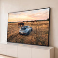 Porsche 911 GT3 RS prateado em pasto dourado com cavalos e céu ao pôr do sol, quadro decorativo