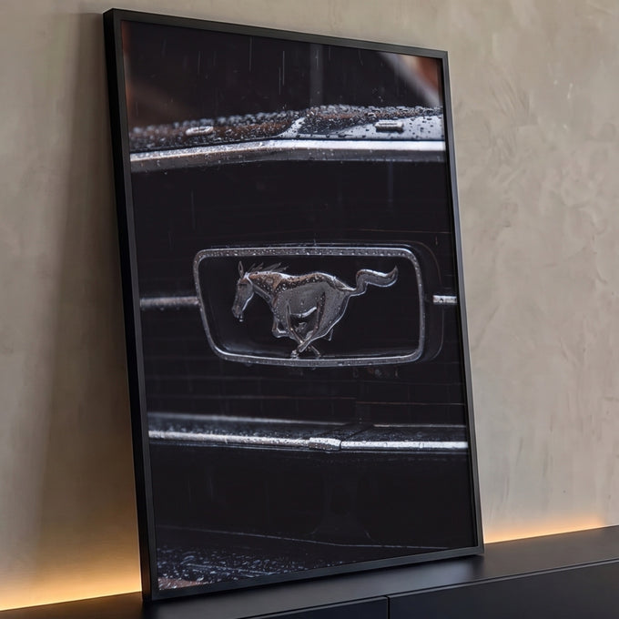 Emblema cromado de cavalo correndo em grade de carro preta com gotas de chuva, quadro decorativo