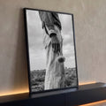 Quadro Decorativo Girassol na Mão em Preto e Branco | quadros decorativos para sala | mão segurando girassol invertido em fotografia preto e branco num campo aberto | Porao dos Quadros