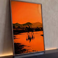 Silhueta de cavaleiro atravessando água com reflexo, montanhas e céu laranja ao pôr do sol, quadro decorativo