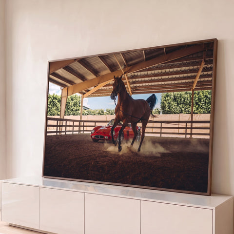 Cavalo alazão trotando em picadeiro coberto com carro esportivo vermelho ao fundo, quadro decorativo