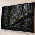 Quadro Decorativo Grande Leopardo Caminhando para Sala Preto | quadros decorativos para sala | leopardo manchado caminhando sobre tronco musgoso em floresta chuvosa e escura | Porao dos Quadros