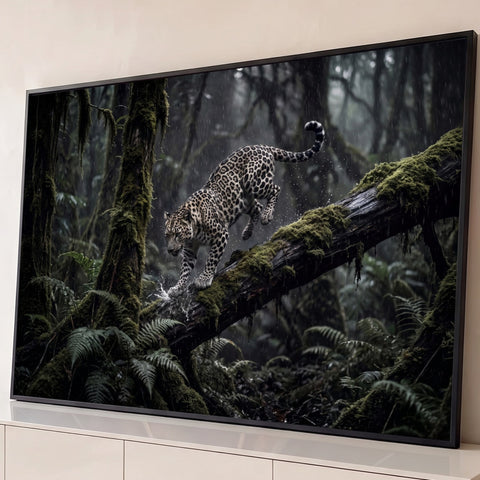 Leopardo caminhando sobre tronco com musgo em floresta escura sob chuva, quadro decorativo