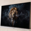 Quadro Decorativo Grande Leão de Terno para Sala Preto | quadros decorativos para sala | leão com corpo humano de terno preto e olhos laranja em fundo com fumaça | Porao dos Quadros