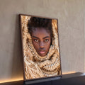 Quadro Decorativo Retrato Feminino com Colar de Conchas | quadros decorativos para sala | retrato de mulher negra envolta em ráfia bege com colar de conchas búzio | Porao dos Quadros