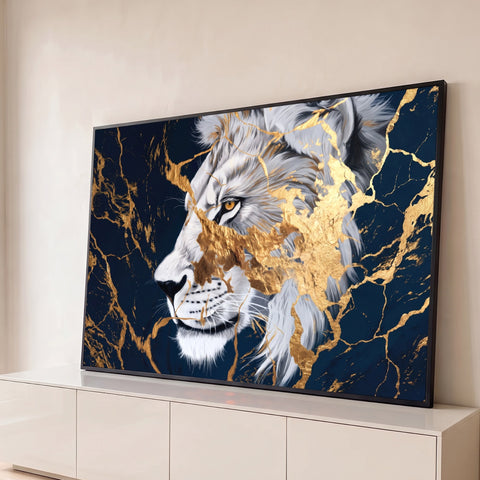 Leão branco de perfil com rachaduras douradas sobre fundo azul marinho marmorizado, quadro decorativo