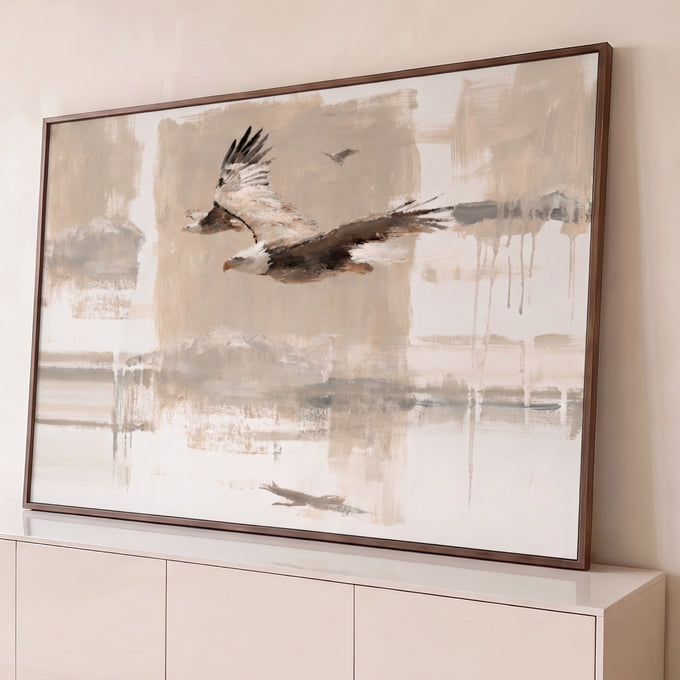 Quadro Decorativo Águia em Voo sobre Fundo Abstrato Bege | quadros decorativos para sala | águia em voo com asas abertas sobre fundo abstrato bege e cinza | Porao dos Quadros