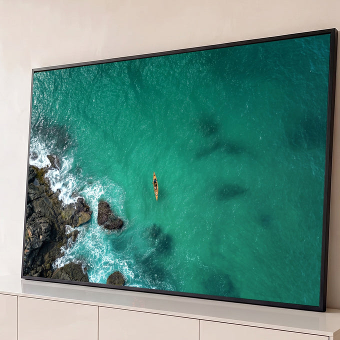 Quadro Decorativo Grande Caiaque Solitário para Sala Verde | quadros decorativos para sala | caiaque amarelo visto de cima em mar turquesa com costa rochosa ao fundo | Porao dos Quadros
