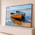 Dois barcos de madeira laranja e azul na areia da praia com reflexo no mar calmo, quadro decorativo