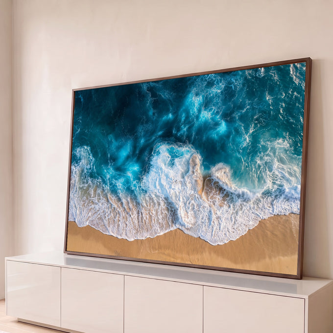 Vista aérea de ondas azul-turquesa com espuma branca quebrando na areia dourada da praia, quadro decorativo