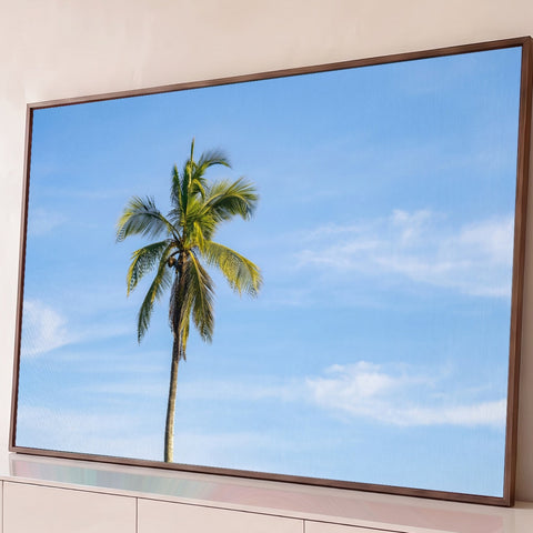 Fotografia de coqueiro verde contra céu azul com nuvens leves, clima tropical de praia, quadro decorativo
