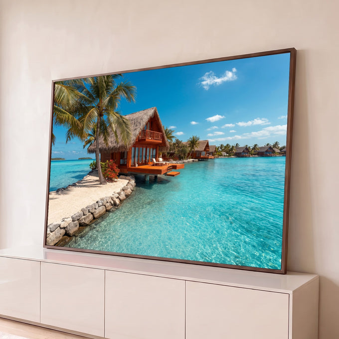 Bangalô de madeira e palha sobre mar turquesa, areia branca e palmeiras em ilha tropical, quadro decorativo