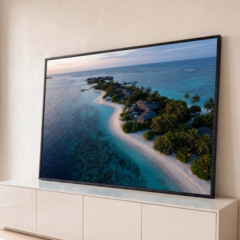 Vista aérea de praia nas Maldivas com areia branca, palmeiras, bangalôs e mar turquesa, quadro decorativo