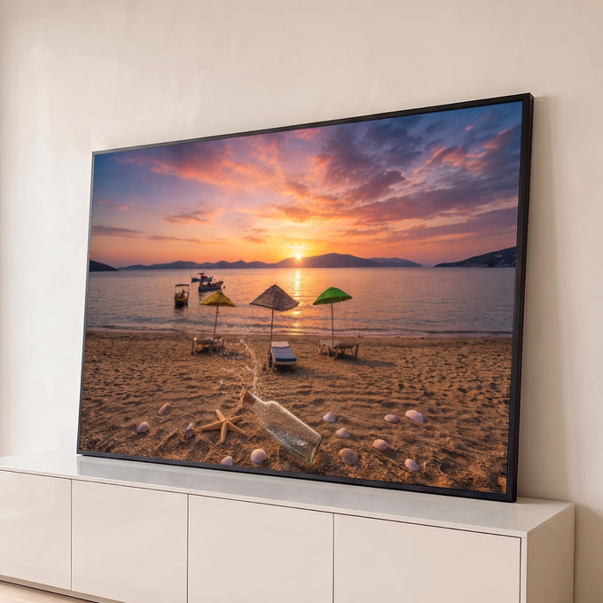 Praia ao pôr do sol com guarda-sóis, barcos, conchas, estrela-do-mar e garrafa na areia, quadro decorativo