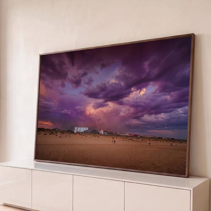 Quadro Decorativo Grande Céu de Tempestade para Sala Roxo | quadros decorativos para sala | céu roxo dramático de tempestade sobre praia com casas e pessoas distantes | Porao dos Quadros