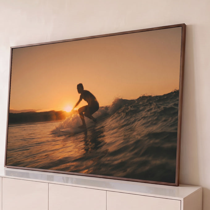 Quadro Decorativo Grande Surfista em Silhueta para Sala | quadros decorativos para sala | surfista em silhueta descendo onda com sol se pondo ao fundo | Porao dos Quadros