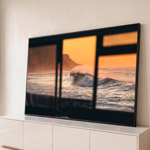 Onda do mar quebrando ao pôr do sol com falésia, vista através de janela escura, quadro decorativo