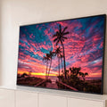 Palmeiras e passarela de madeira para a praia sob céu rosa e azul ao pôr do sol, quadro decorativo
