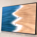 Quadro Decorativo Grande Praia Vista de Cima Azul para Sala | quadros decorativos para sala | vista aérea de praia com mar azul, areia bege e pessoas pequenas na beira | Porao dos Quadros