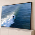 Quadro Decorativo Grande Surfista na Onda para Sala Azul | quadros decorativos para sala | surfista em wetsuit preto sobre prancha azul cortando onda com espuma branca | Porao dos Quadros