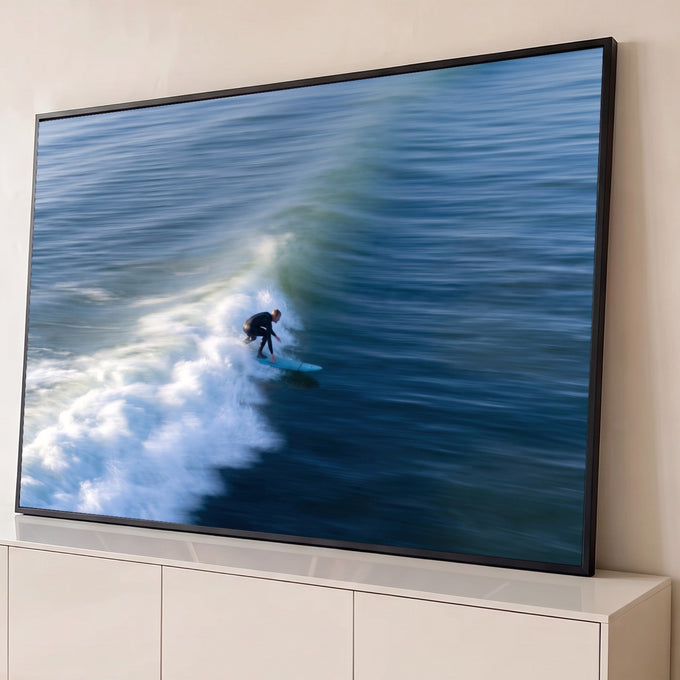 Quadro Decorativo Grande Surfista na Onda para Sala Azul | quadros decorativos para sala | surfista em wetsuit preto sobre prancha azul cortando onda com espuma branca | Porao dos Quadros