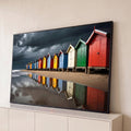 Quadro Decorativo Grande Cabanas para Sala Vermelho | quadros decorativos para sala | fileira de cabanas de praia coloridas com céu tempestuoso refletido na areia molhada | Porao dos Quadros