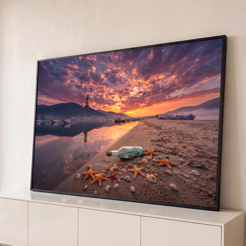 Praia ao pôr do sol com garrafa, conchas, estrelas-do-mar, farol e barcos refletidos, quadro decorativo