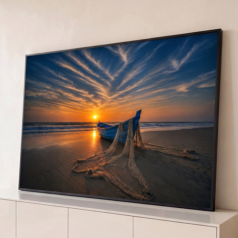 Barco de pesca azul na areia com rede ao pôr do sol, céu com nuvens laranja e mar, quadro decorativo