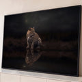Leopardo sentado à beira do lago refletido na água escura sob a lua, quadro decorativo