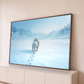 Quadro Decorativo Grande Leão Caminhando para Sala Branco | quadros decorativos para sala | leão branco visto de costas caminhando sobre neve com montanhas ao fundo | Porao dos Quadros