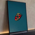 Brasão Porsche dourado, vermelho e preto em macro sobre capô azul petróleo, quadro decorativo