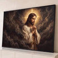 Quadro Decorativo Grande Jesus Halo Dourado para Sala Marrom | quadros decorativos para sala | Jesus Cristo em oração com halo dourado em cruz sobre fundo de nuvens escuras | Porao dos Quadros