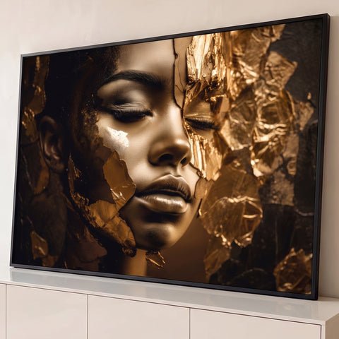 Rosto de mulher negra de olhos fechados com folha de ouro craquelada em fundo escuro, quadro decorativo