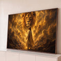 Jesus de manto claro olha para o rosto do Leão de Judá entre nuvens douradas, quadro decorativo