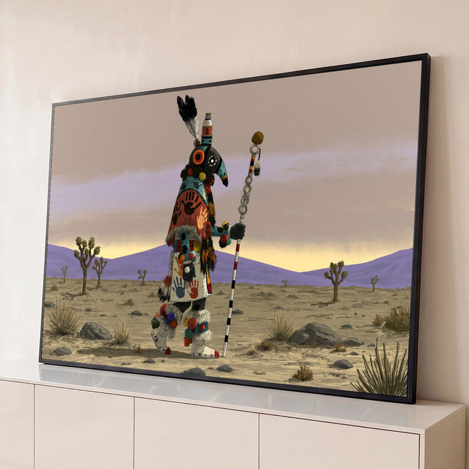 Figura Kachina com máscara de ave, cajado e penas em deserto com montanhas lilás, quadro decorativo