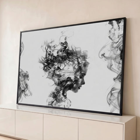 Perfil de mulher formado por fumaça preta em volutas sobre fundo claro, arte em preto e branco, quadro decorativo