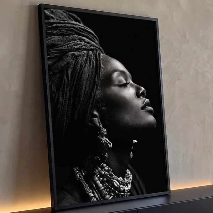 Quadro Decorativo Retrato Feminino em Preto e Branco | quadros decorativos para sala | retrato de mulher em perfil com turbante e colares em preto e branco | Porao dos Quadros