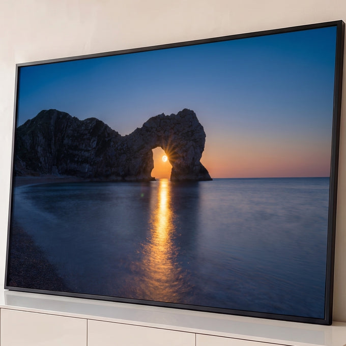 Quadro Decorativo Grande Arco de Pedra para Sala Azul | quadros decorativos para sala | arco de rocha natural com lua cheia brilhando ao entardecer sobre o mar calmo | Porao dos Quadros