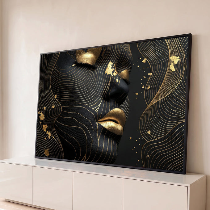 Rosto feminino preto de olhos fechados com linhas e folha de ouro e lábios dourados, quadro decorativo