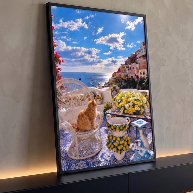 Gato ruivo em poltrona de vime num terraço de azulejos azuis com vista para Positano, quadro decorativo