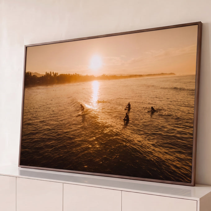 Quadro Decorativo Grande Surfistas ao Pôr do Sol para Sala | quadros decorativos para sala | surfistas em silhueta sobre mar dourado durante pôr do sol tropical | Porao dos Quadros