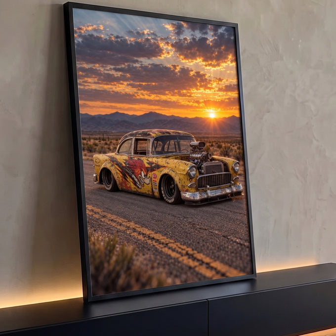 Carro antigo amarelo rústico com motor à mostra na estrada do deserto ao pôr do sol, quadro decorativo